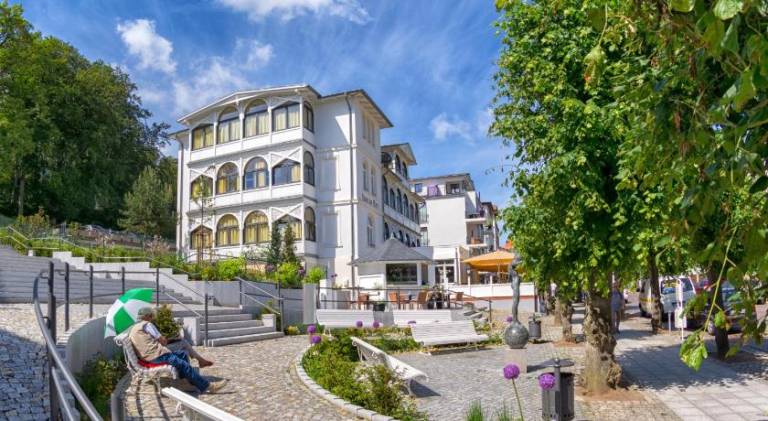 Holiday apartment with patio & yard in Ostseebad Baabe