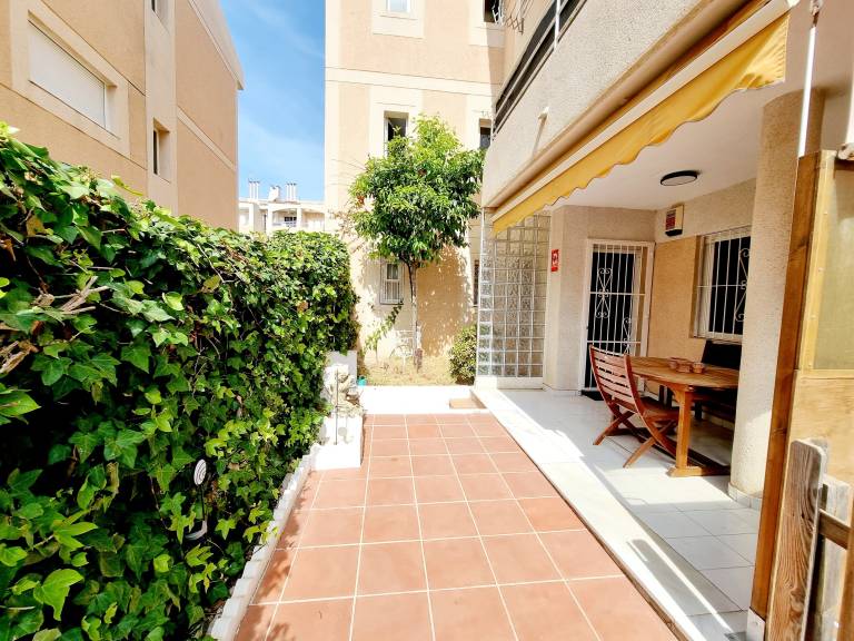 Apt with garden & beach in Almeria