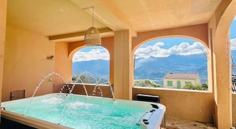Holiday apartment with jacuzzi in L'Île-Rousse
