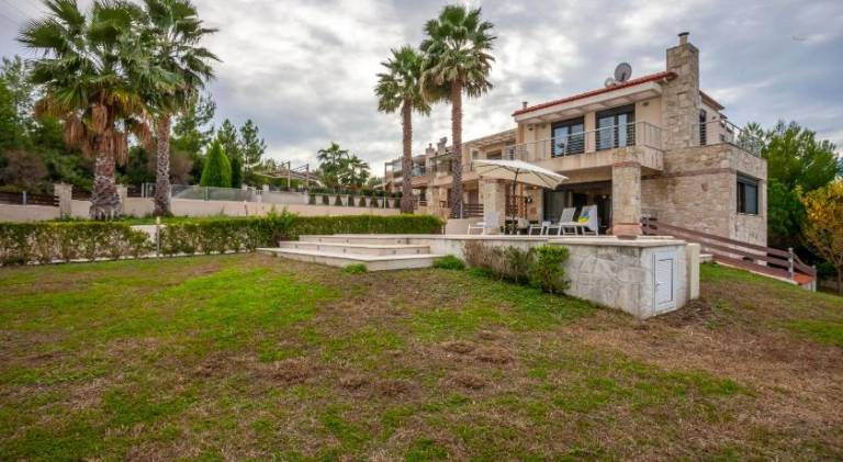 Beautiful villa with patio, garden & private pool | Perfect for remote work | Pets allowed — photo 4