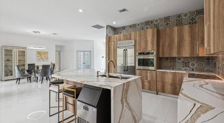 Luxury Modern Waterfront House in BEST Location! King Bed Suite & Close to Beach — photo 2
