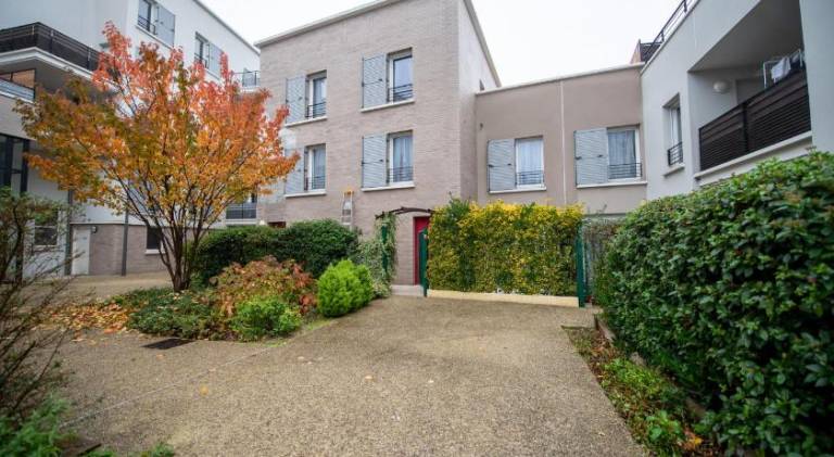 Rental apartment with patio & yard — photo 4