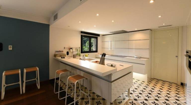 Serviced apartment with yard, pool & BBQ — photo 4