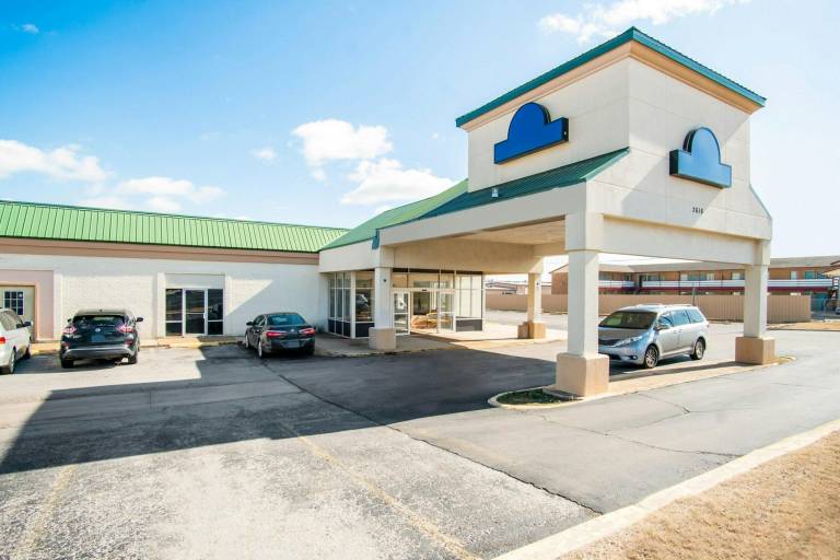 OYO Hotel Oklahoma City South I-35 and SE 29th — photo 3