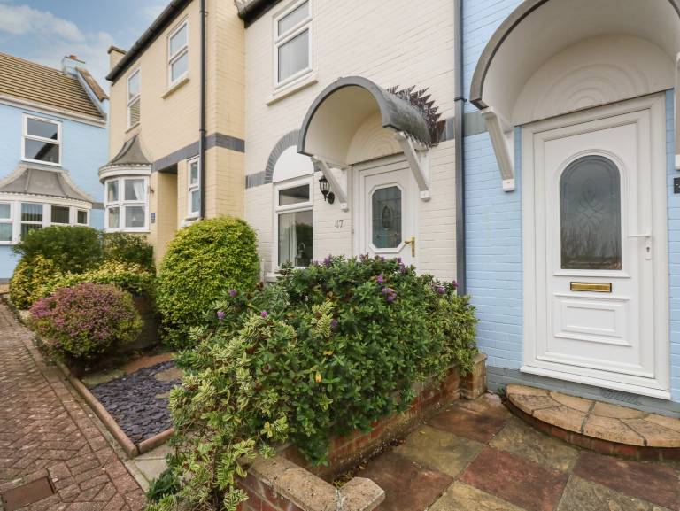 Child-friendly lovely cottage with yard & terrace | Beach view | Pets are welcome — photo 3