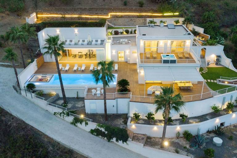 Villa with grill, private pool & garden in Messina