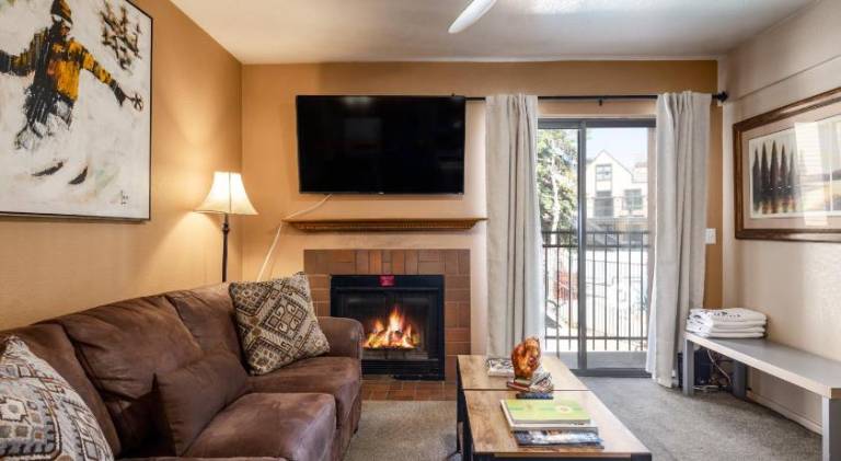Great Location, Sleeps 4, 5 min drive to Ski & Bike Access, Shared Pool! in Park City, UT