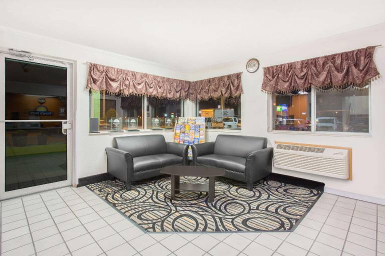 Days Inn by Wyndham Ogallala — photo 4