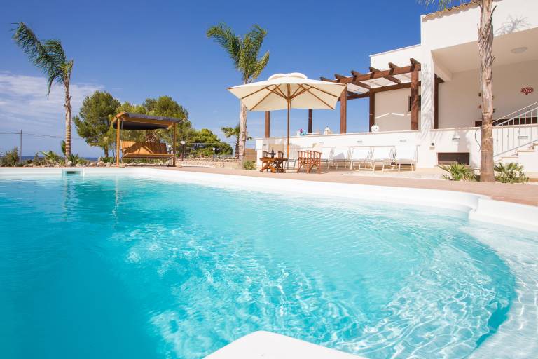 Family-oriented nice vacation home with yard, pool & barbeque | Beach nearby | Pets are welcome in Trapani