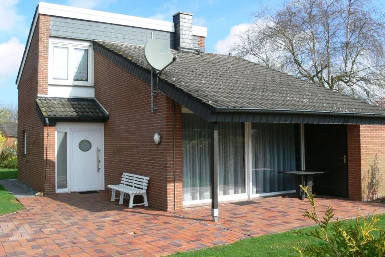 Vacation home with patio in Wangerland