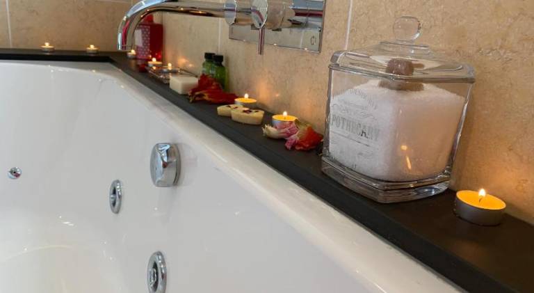 The Penthouse Bowness Tranquil Loft Jacuzzi Bath & Complimentary Cascades Spa Membership — photo 2