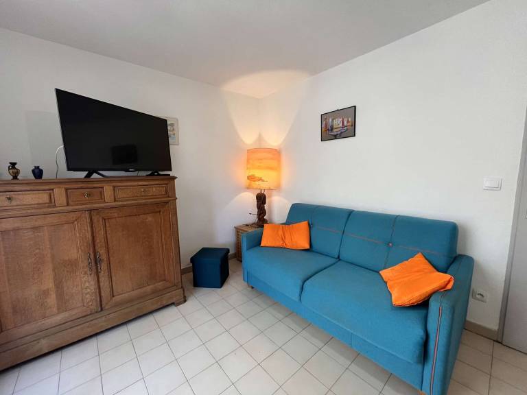 Apartment with pool — photo 2