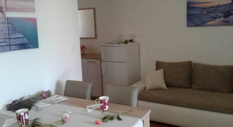 Rental apartment with patio — photo 5