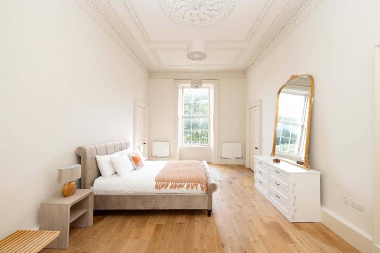 Apartment with yard in Edinburgh