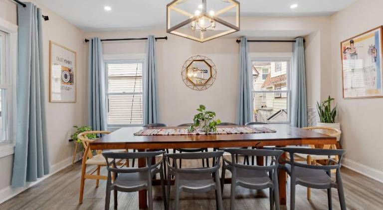 Beautifully Renovated 6BR 2BA 2 Blocks to Beach — photo 4