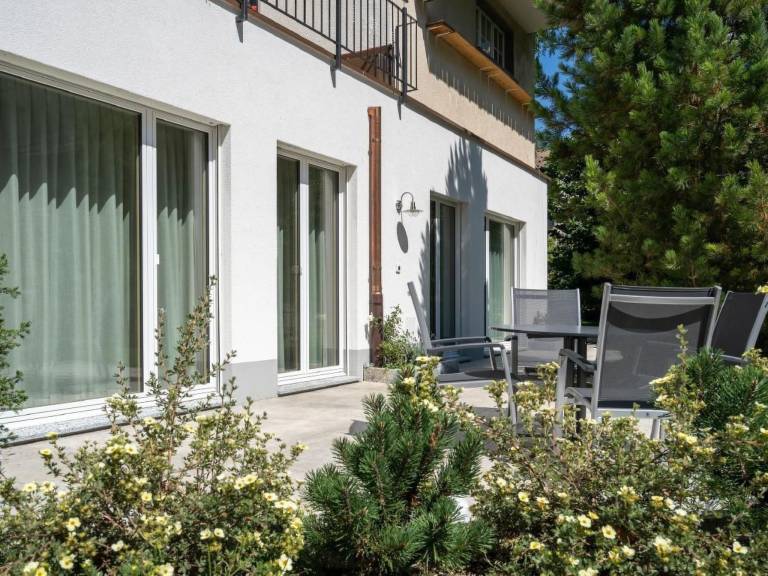 Apartment with yard & patio | Mountain view — photo 3