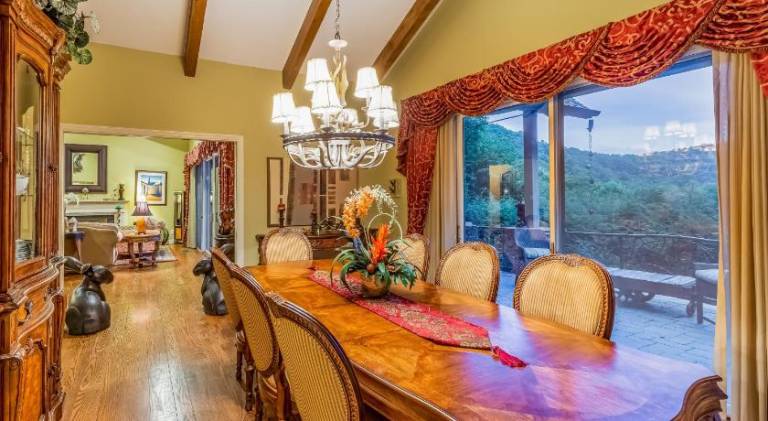 Vacation home with jacuzzi — photo 4