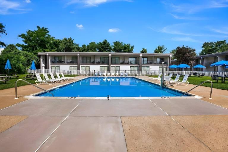 Red Carpet Inn & Suites — photo 5
