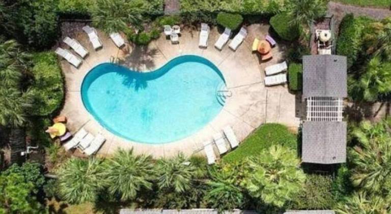 Vacation home with pool — photo 4