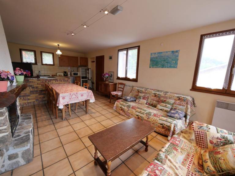 Gite with barbecue & yard — photo 4