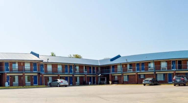 Blue Jay Inn & Suites — photo 5