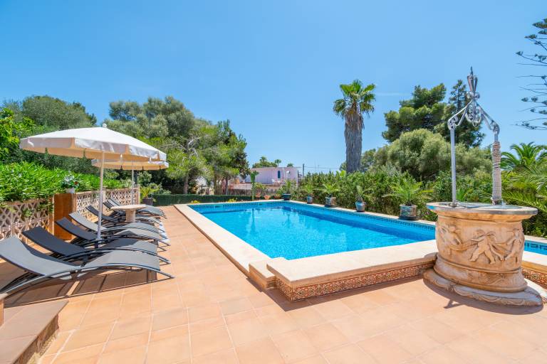 Vacation home with barbeque, garden & private pool — photo 2