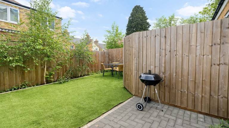 Family-oriented charming vacation home with barbecue & yard | Pet-friendly — photo 5