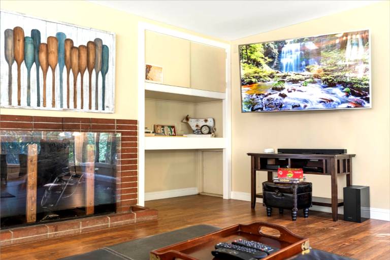 Family-oriented beautiful vacation home with barbeque, yard & jacuzzi | Water view | Good for workation | Dogs allowed — photo 5