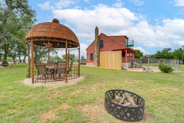Pet-Friendly Fredericksburg Cabin w/ Hot Tub! — photo 2