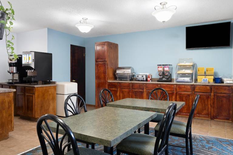 Days Inn by Wyndham Jamestown — photo 4