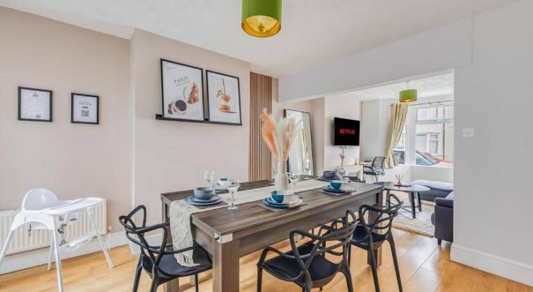 Lutterworth House - Prime Location - Free Parking, Pool Table, Fast WiFi and Smart TV by Yoko Proper — photo 3