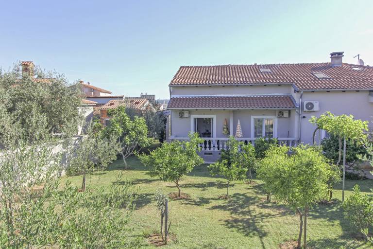 Rental apartment with yard, barbecue & terrace — photo 2