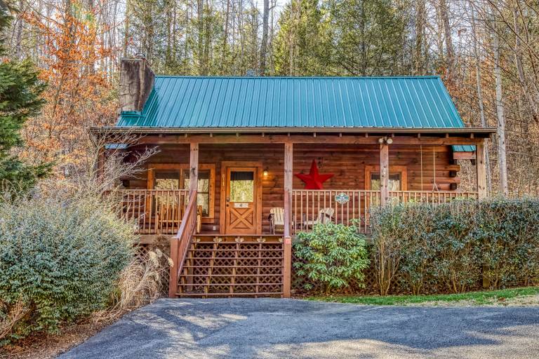 Cabin with grill, pool & hot tub | Mountain view in Pigeon Forge, TN