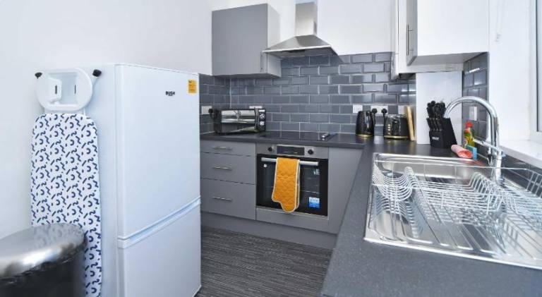 Lily House by YourStays - Cosy 3 Bedroom House in Crewe — photo 3