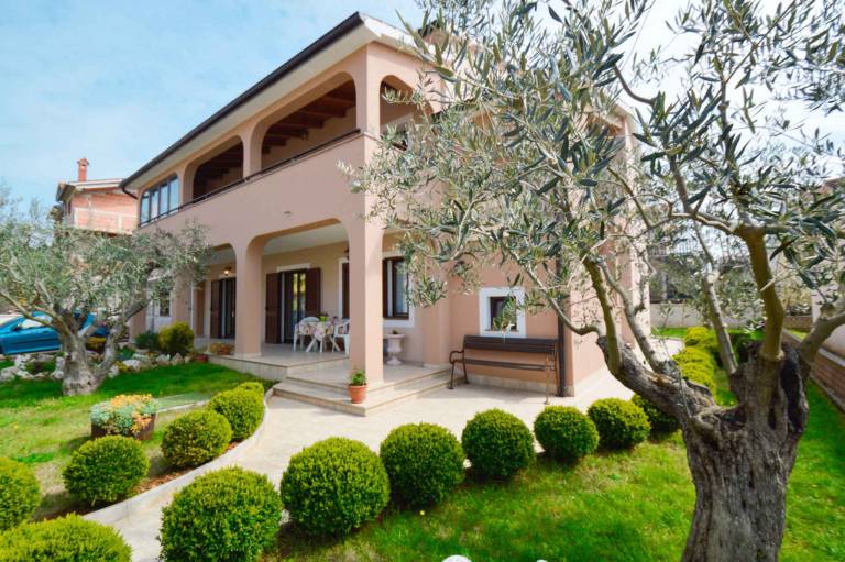 Holiday apartment with yard, grill & terrace in Pula