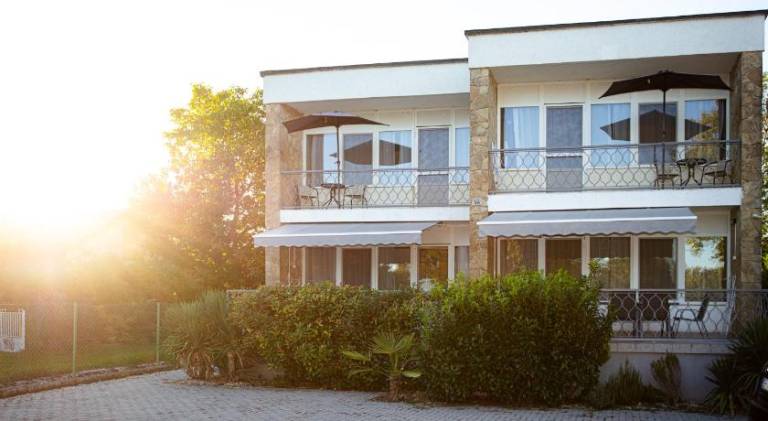 Rental apartment with barbeque, terrace & yard in Veszprem