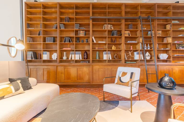 Spacious, modern loft in a château near Aix. — photo 3