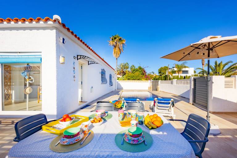 Villa with patio, yard & private pool | Dogs allowed — photo 4