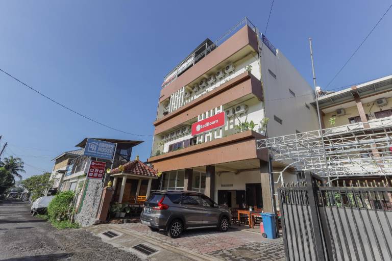 RedDoorz Syariah near Universitas Jember