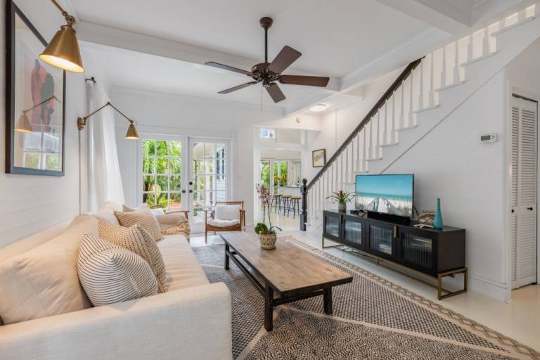 Family-oriented vacation home with grill, private pool & terrace | Next to Southernmost Point | Pet-friendly — photo 2