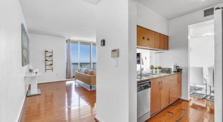 Rental apartment with hot tub & pool | Suitable for remote work in Miami, FL