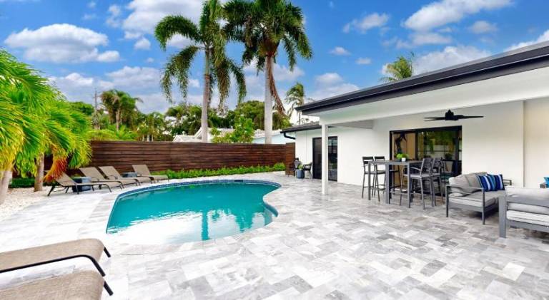House with pool — photo 3