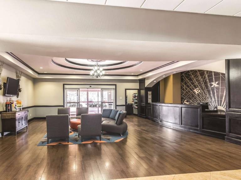 La Quinta Inn & Suites by Wyndham Fort Worth - Lake Worth — photo 5