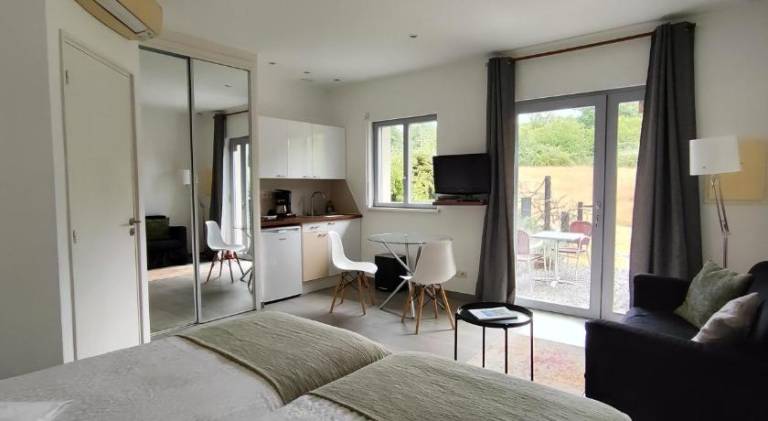 Apartment with terrace & yard | Pet-friendly — photo 2