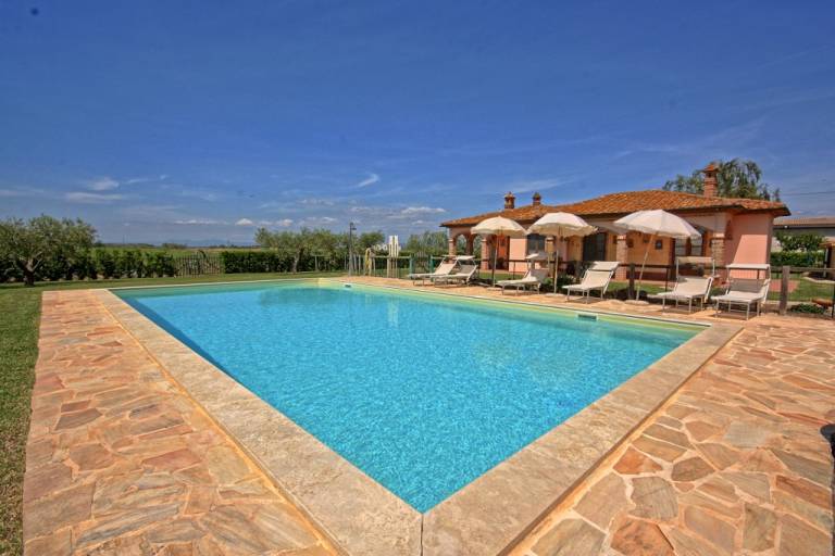 Apartment with yard & private pool — photo 3