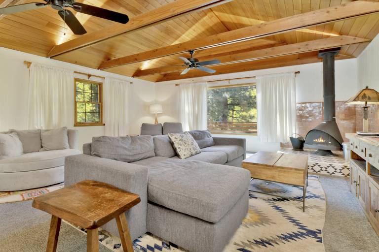 Child-friendly cabin with hot tub & barbecue | Mountain view | Pets allowed — photo 3