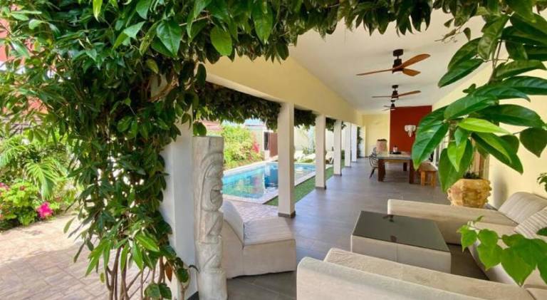 House with pool — photo 3