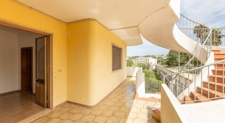 Holiday apartment with yard — photo 3