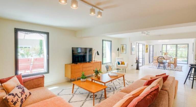 Fully equipped house with patio, grill & private pool | Pets allowed — photo 2