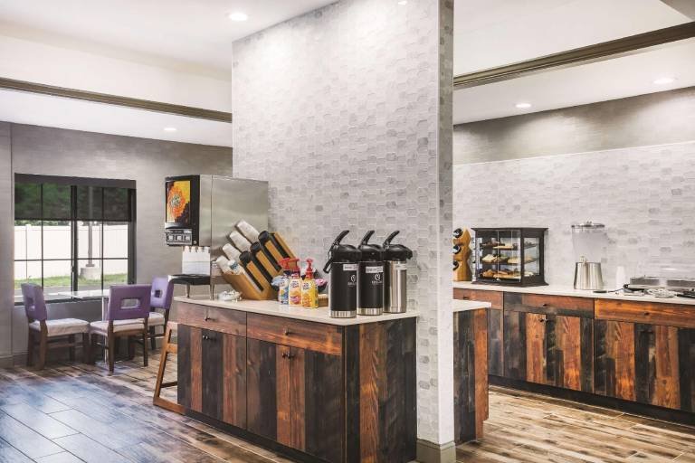 La Quinta Inn & Suites by Wyndham Chambersburg — photo 3